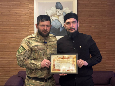Председателю ДУМ ПК вручили Благодарственное письмо от танковой дивизии в ДНР